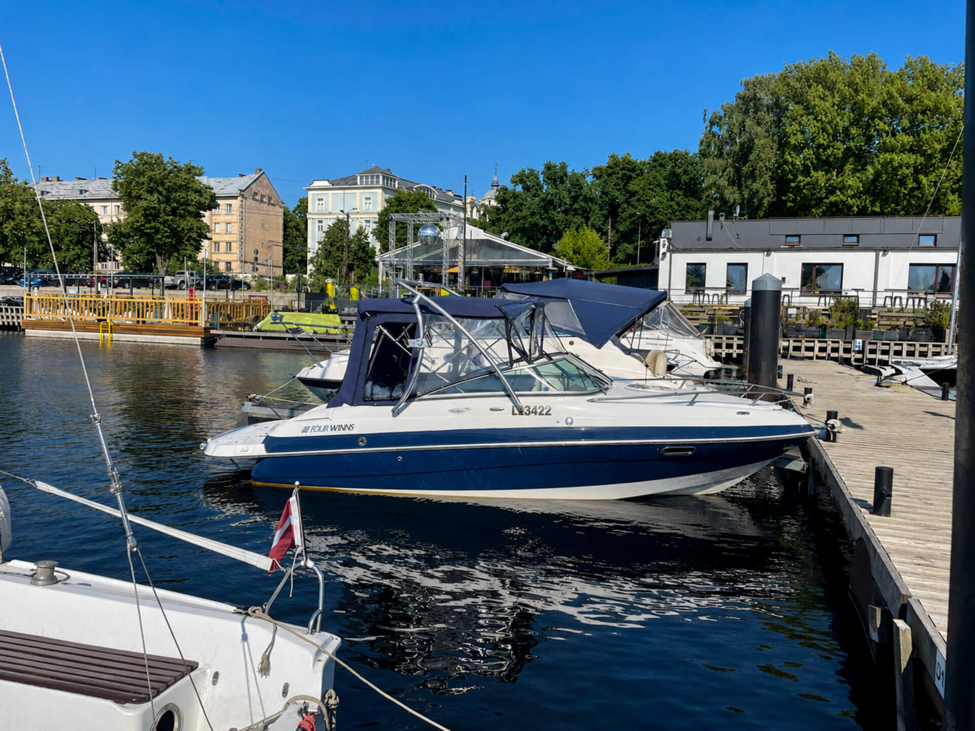 Four Winns 215 Sundowner у причала
