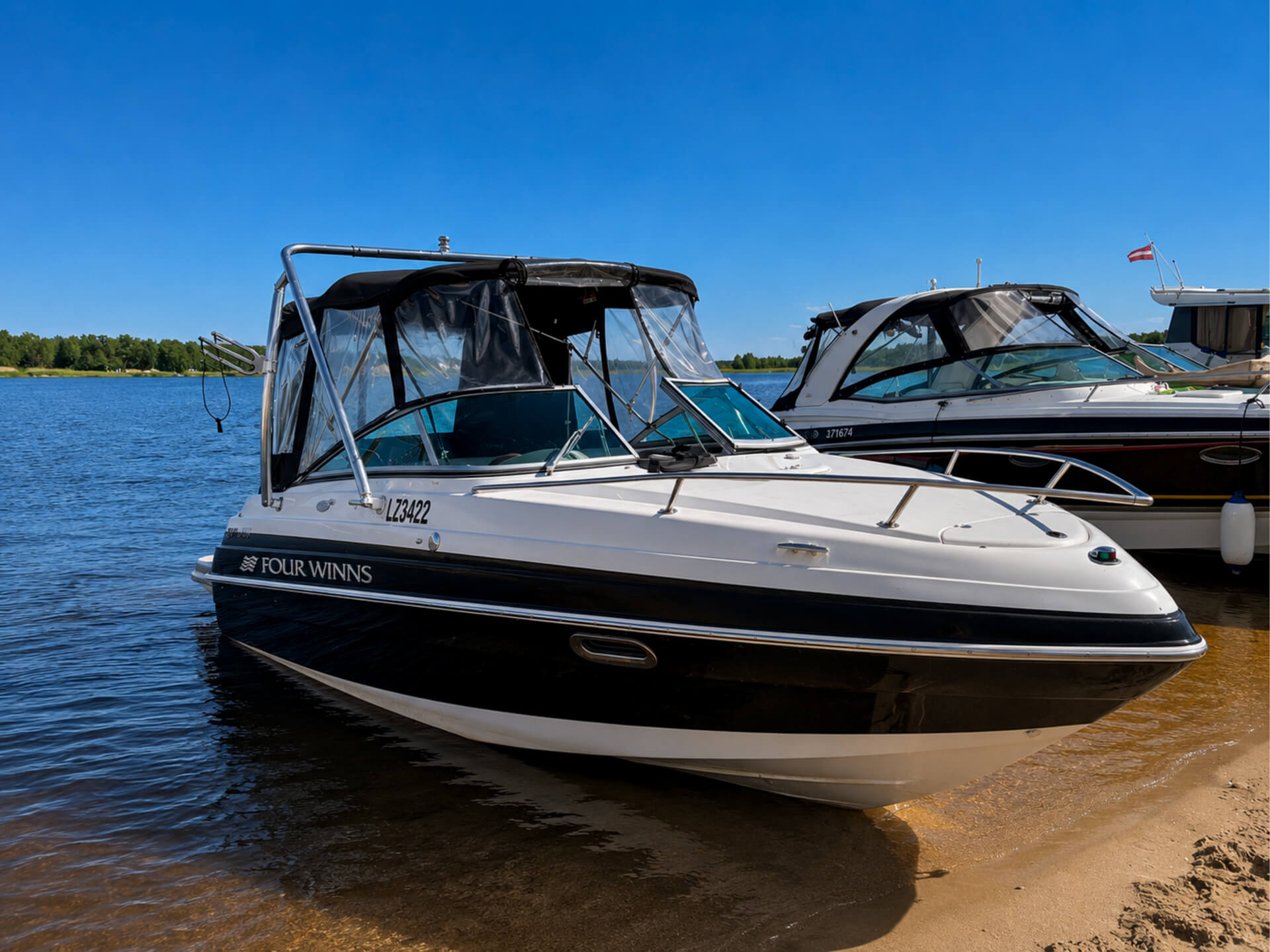 Four Winns 215 Sundowner на воде