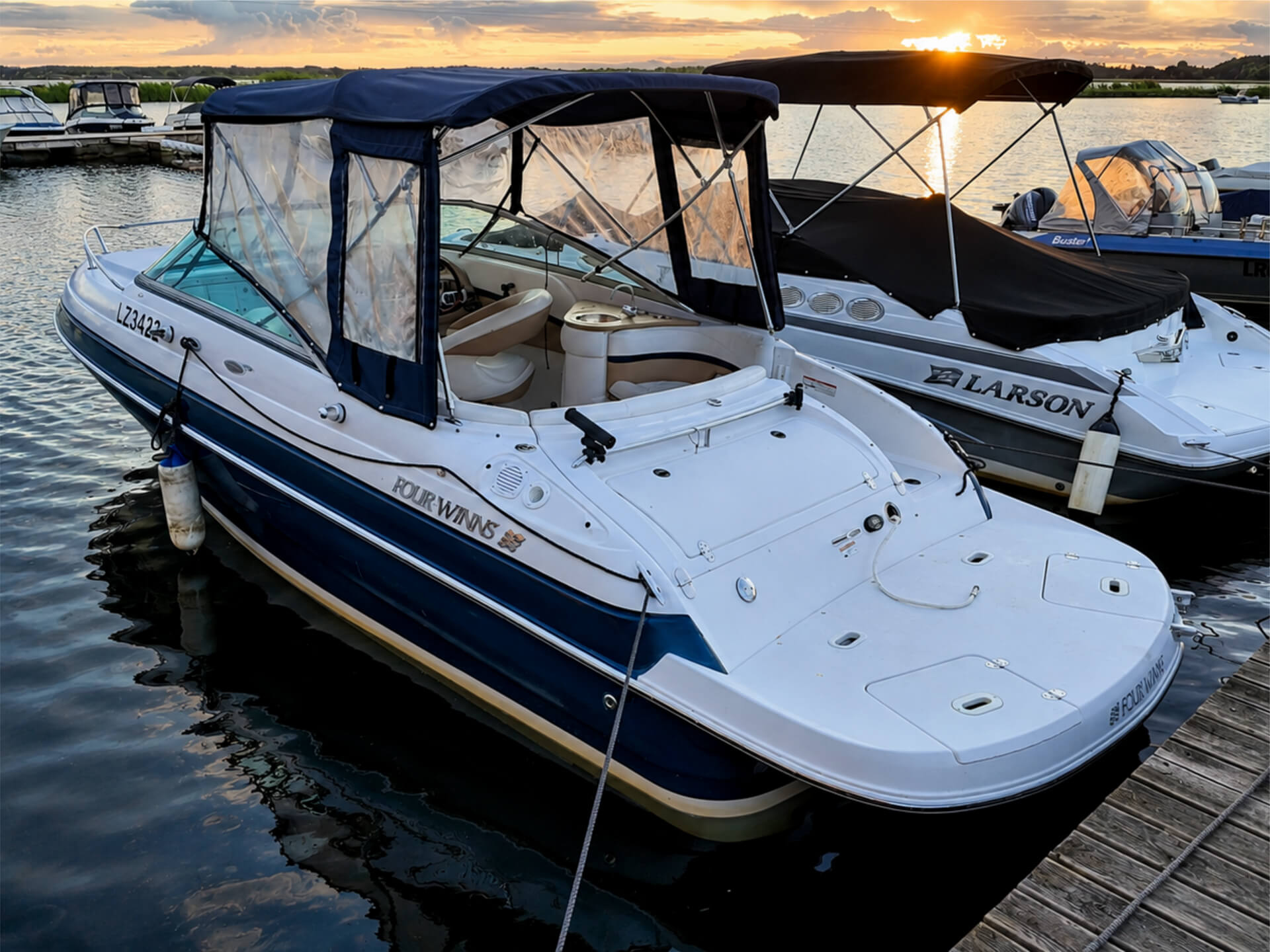 Four Winns 215 Sundowner на закате
