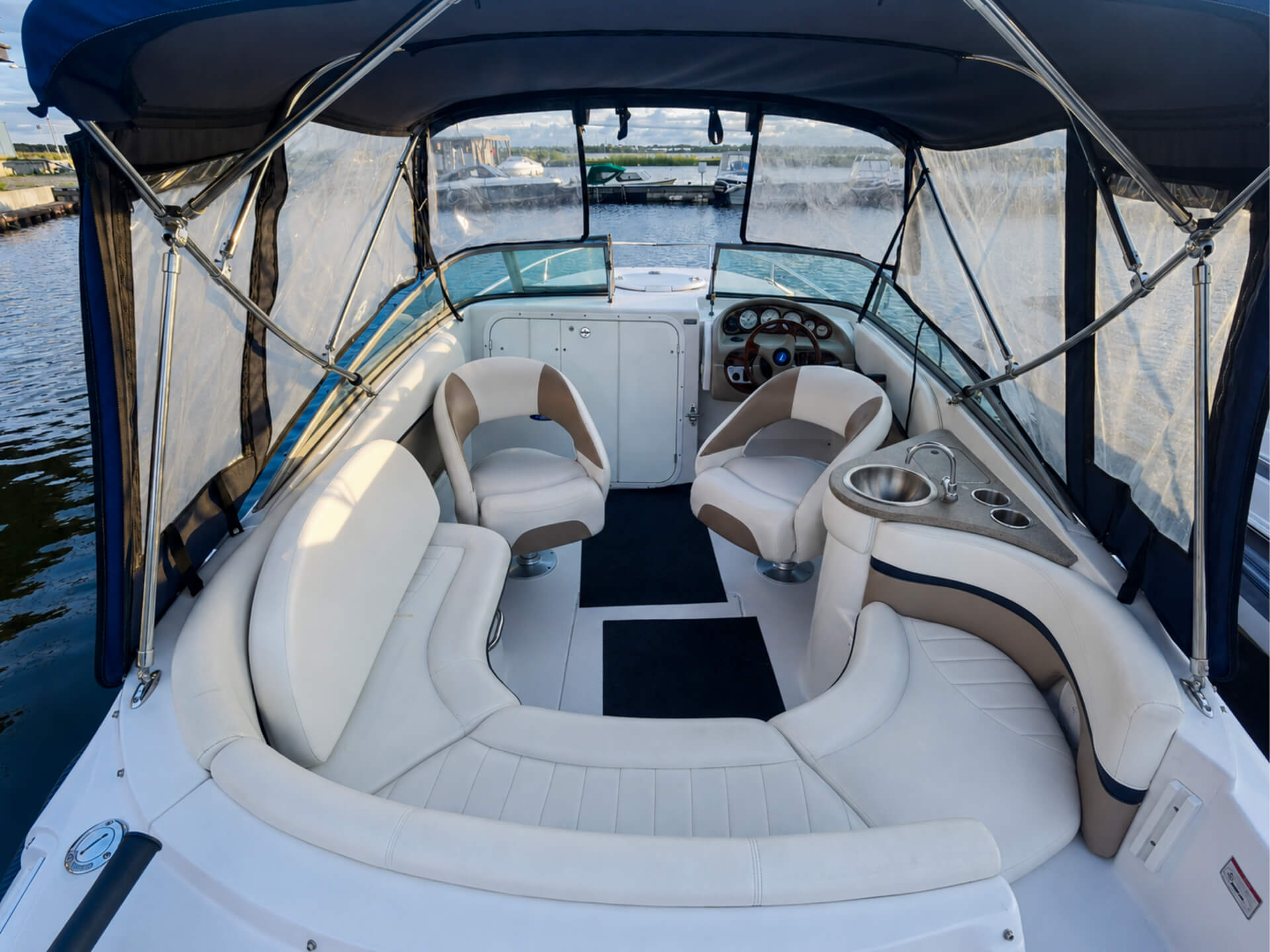 Просторный кокпит Four Winns 215 Sundowner