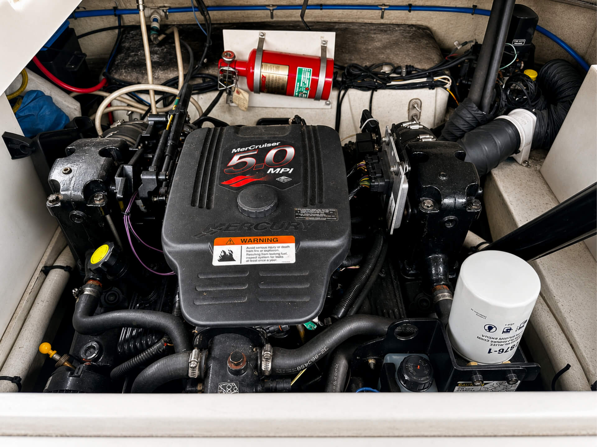 MerCruiser 5.0 MPI V8 в моторном отсеке